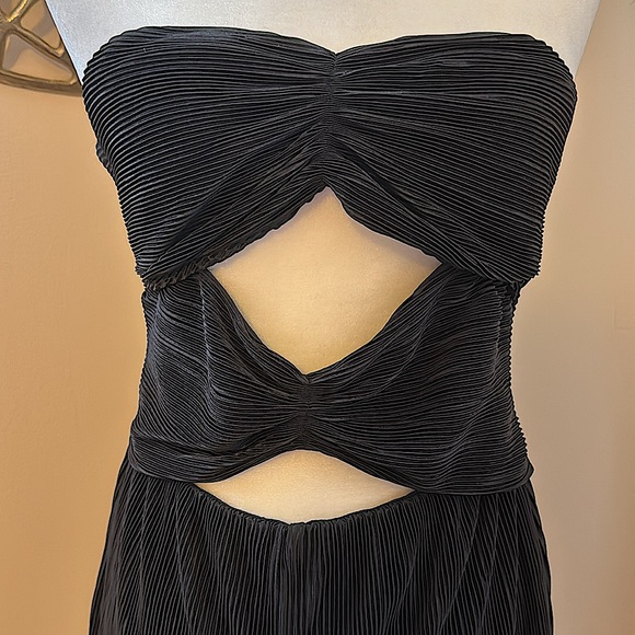 NWT Lulu's Black Pleated Strapless Cutout Romper / Playsuit - Picture 8 of 10